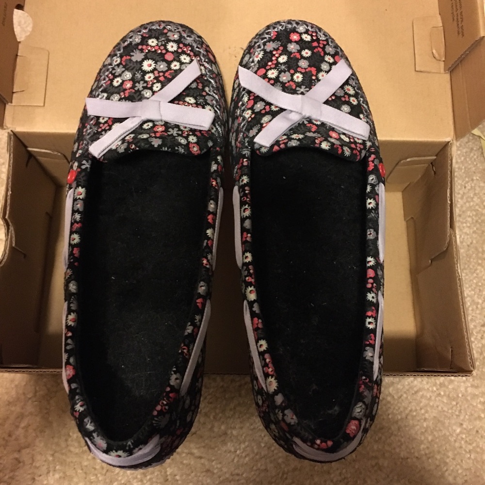 Brand new in box Ugg slippers size 7